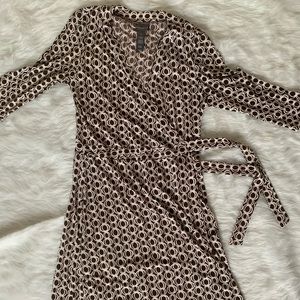 Brown and off white circle wrap dress. ☕️